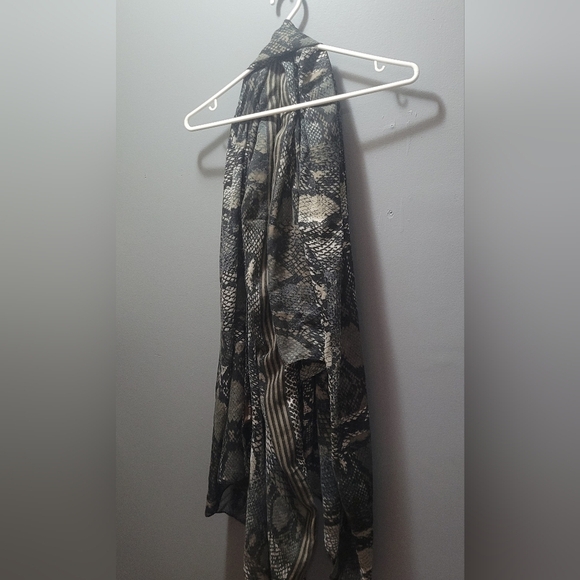 Melanie Lyne Grey Snakeskin Look Scarf - Picture 1 of 3